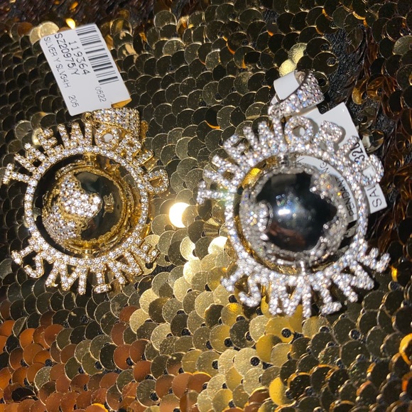 Spinning pendant, the world is mine pendant for men, the glove actually spins! - Picture 3 of 7